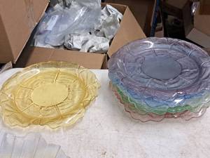 lot 411 image: 9 Glass Plate Set 6-piece