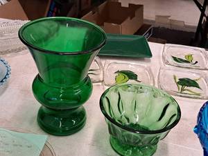 lot 418 image: Glasswares - Bowl, Vase