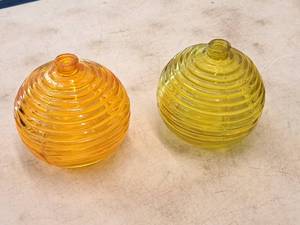 lot 421 image: Lot of (2) Glass Vases