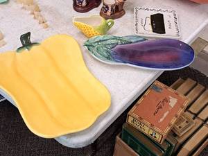 lot 423 image: Lot of (4) Assorted Home Dcor - Plates, Platters, Gravy Boat