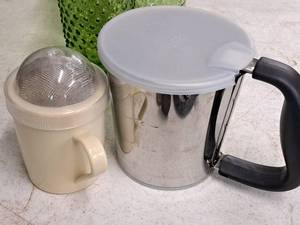 lot 439 image: Lot of (2) Kitchenwares - Measuring Cups