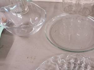lot 464 image: Glass Serving Platter and Bowl