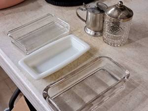 lot 498 image: Lot of (5) Assorted Kitchenwares - Butter Dishes, Creamer, Sugar Dish