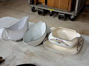 lot 499 image: Lot of (3) Assorted Gravy Boats