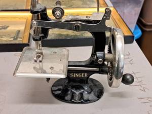 lot 519 image: Singer Miniature Sewing Machine