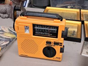 lot 518 image: Grundig Wind-Up Radio FR-200