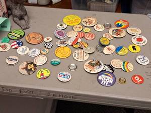 lot 517 image: Lot of (60) Buttons