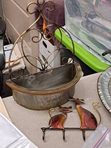lot 524 image: Lot of (2) Metal Home Dcor - Siamese Cats 3-hook Wall Dcor, 12 Basket Wall Dcor