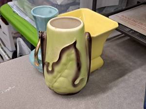 lot 543 image: Lot of (3) Assorted Home Dcor Vases