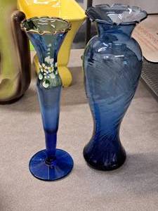 lot 544 image: Lot of (2) Glass Tables Vases