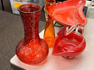 lot 539 image: Lot of (3) Glass Glasswares - Vase, Cylinder Vase, Swan Gravy Boat