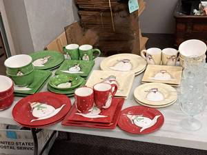 lot 554 image: 6-setting Christmas Dinner Set - Plates, Cups, Bowls