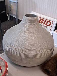 lot 563 image: Table Vase