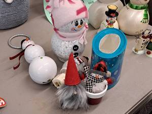 lot 568 image: Lot of (5) Snowman theme Holiday Dcor