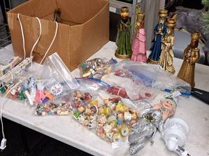 lot 578 image: Lot of  Assorted Holiday Dcor