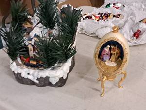 lot 557 image: Lot of (2) Christmas theme Music Boxes