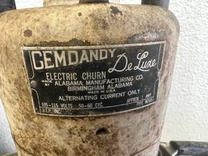 lot 5 image: Gemdandy DeLuxe Electric Churn