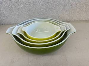 lot 15 image: Nesting Pyrex