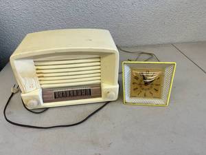 lot 17 image: Vintage Radio & Clock