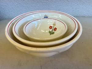 lot 22 image: Universal Cambridge Pottery