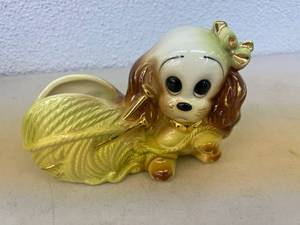 lot 63 image: Hull Pottery Puppy with Yarn Planter