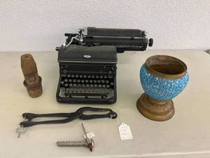 lot 103 image: Mixed Vintage Lot