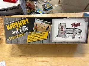 lot 20 image: Minnesota Twins Strike Jam Game $69 Retail