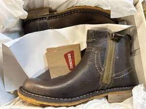 lot 26 image: New Clarks Stoten Boots Size 9 $175 Retail
