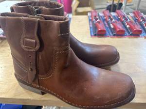 lot 39 image: Clarks Original Mens Boots Size 13 $175 Retail