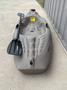 lot 48 image: New Seaflo 6  Foot Youth Kayak with Paddles