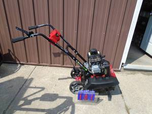 lot 101 image: Earthquake front tine rototiller. Looks neraly new. As shown. THIS ITEM HAS A RESERVE.