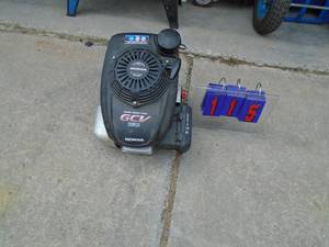 lot 115 image: Honda GCV160 engine. Consignor says it runs. As shown.