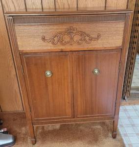 lot 10 image: Elegant Detailed Bar Cabinet