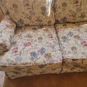 lot 33 image: Flexsteel 3 Cushion Couch Sofa