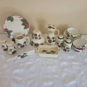 lot 105 image: Watt Collectors Association Ceramicware Collection