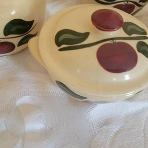 lot 106 image: Watt Collectors Association Ceramicware Lidded Dish Collection