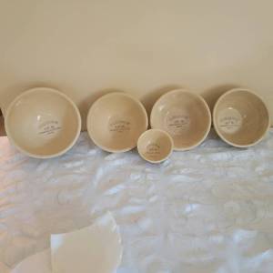 lot 107 image: Vintage Watt Farmers Co-Op Bowl Ceramicware Collection