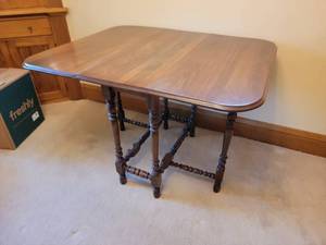 lot 7 image: Antique Gateleg Dropleaf Table