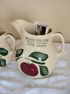 lot 110 image: Watt Collectors Association Pitcher Creamer Ceramicware Collection