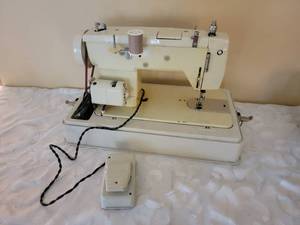 lot 199 image: Regency Portable Sewing Machine