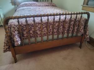 lot 40 image: Jenny Lind Style Double Bed