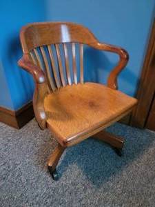 lot 164 image: Antique Oak Rolling Office Chair