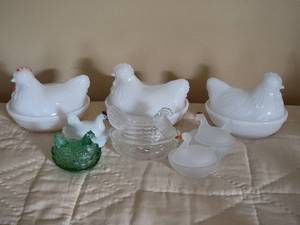 lot 90 image: Vintage Hen on Nest Glass Collection  8