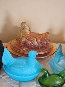 lot 91 image: Colorful Vintage Hen on Nest Collection  7