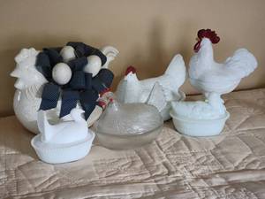 lot 92 image: Vintage Rooster and Chicken Glass Collection