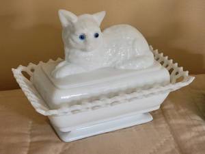 lot 94 image: Vintage Cat and Dog Glass Candy Dish  2