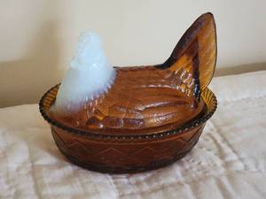 lot 95 image: Vintage Amber Glass Hen on Nest White Opal Head