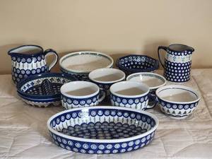 lot 52 image: Polish Boleslawiec Chinaware Dish Collection