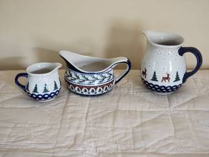 lot 53 image: Polish Boleslawiec Chinaware Creamer Collection