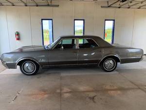 lot 102 image: 1967 Oldsmobile Cutlass Sedan